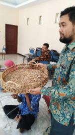 Pelatihan kerajinan gedebog kelompok kerajinan barokah jaya